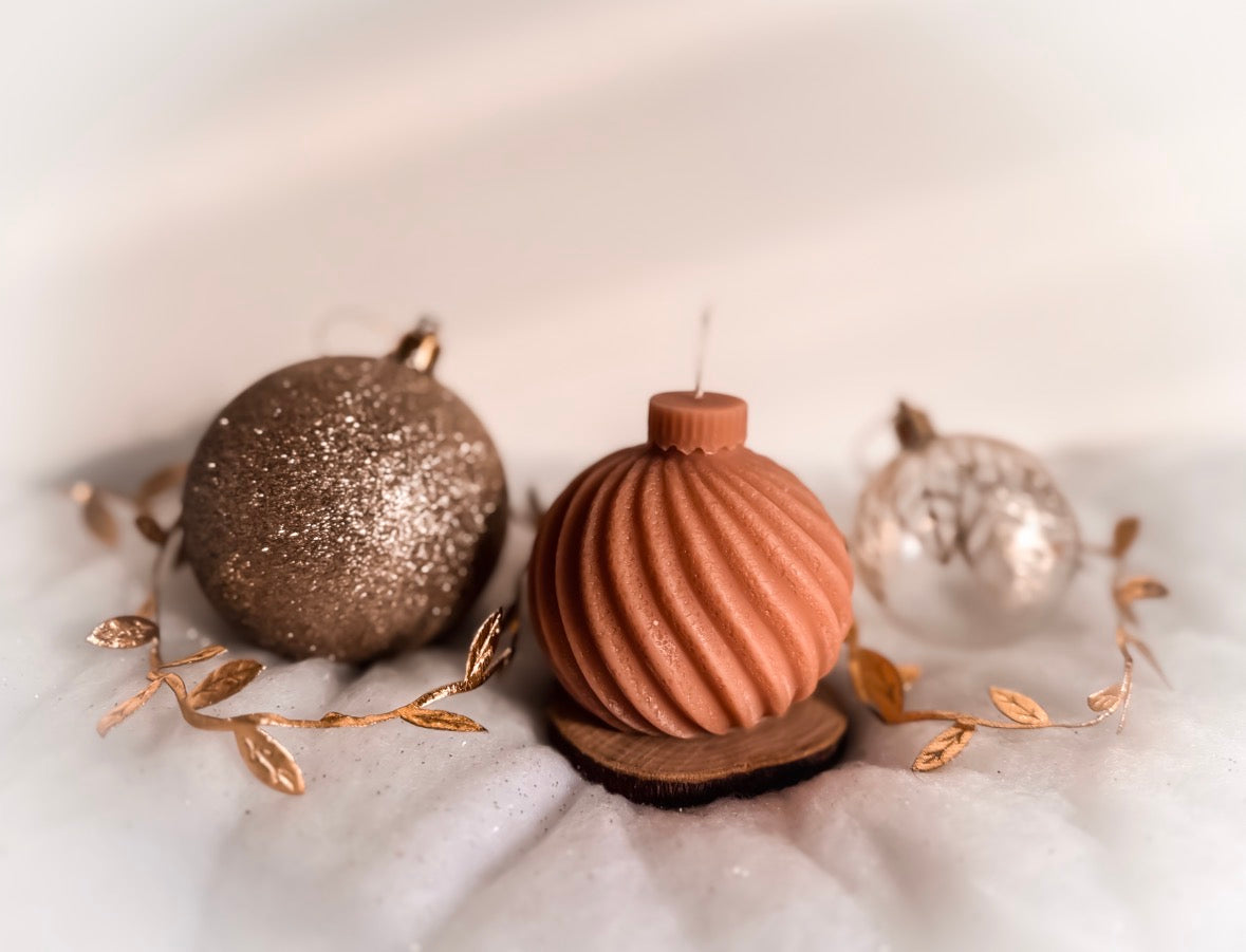 Bougie « Boule de Noël »🎅🏼 (moulée)